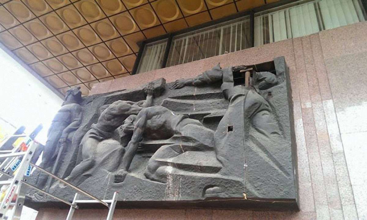 З Українського дому в Києві забирають комуністичну символіку