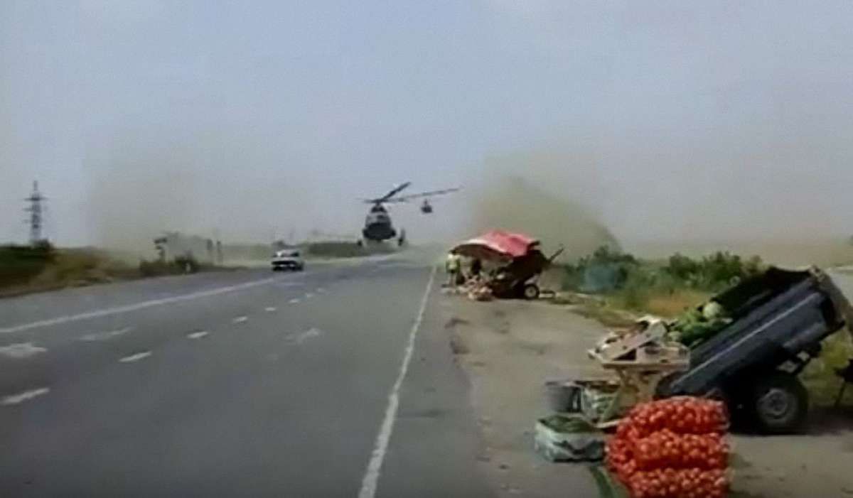 На Запоріжжі зняли відео майстерного приземлення військового вертольота на трасу