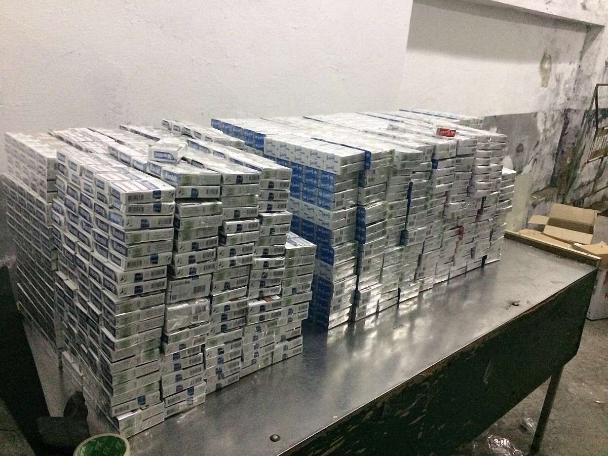 За контрабанду сигарет в Шегинях вилучили два мікроавтобуси