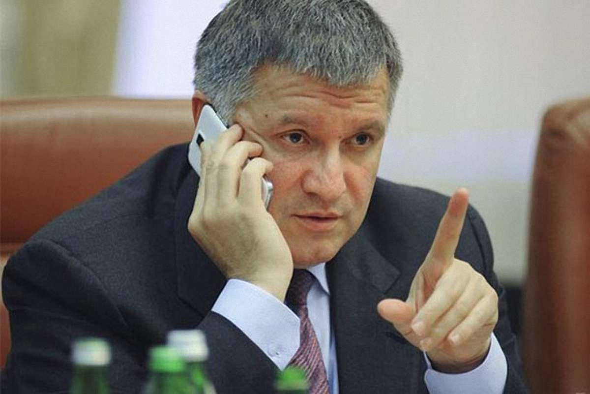 Суд дозволив НАБУ перевірити телефонні дзвінки Арсена Авакова