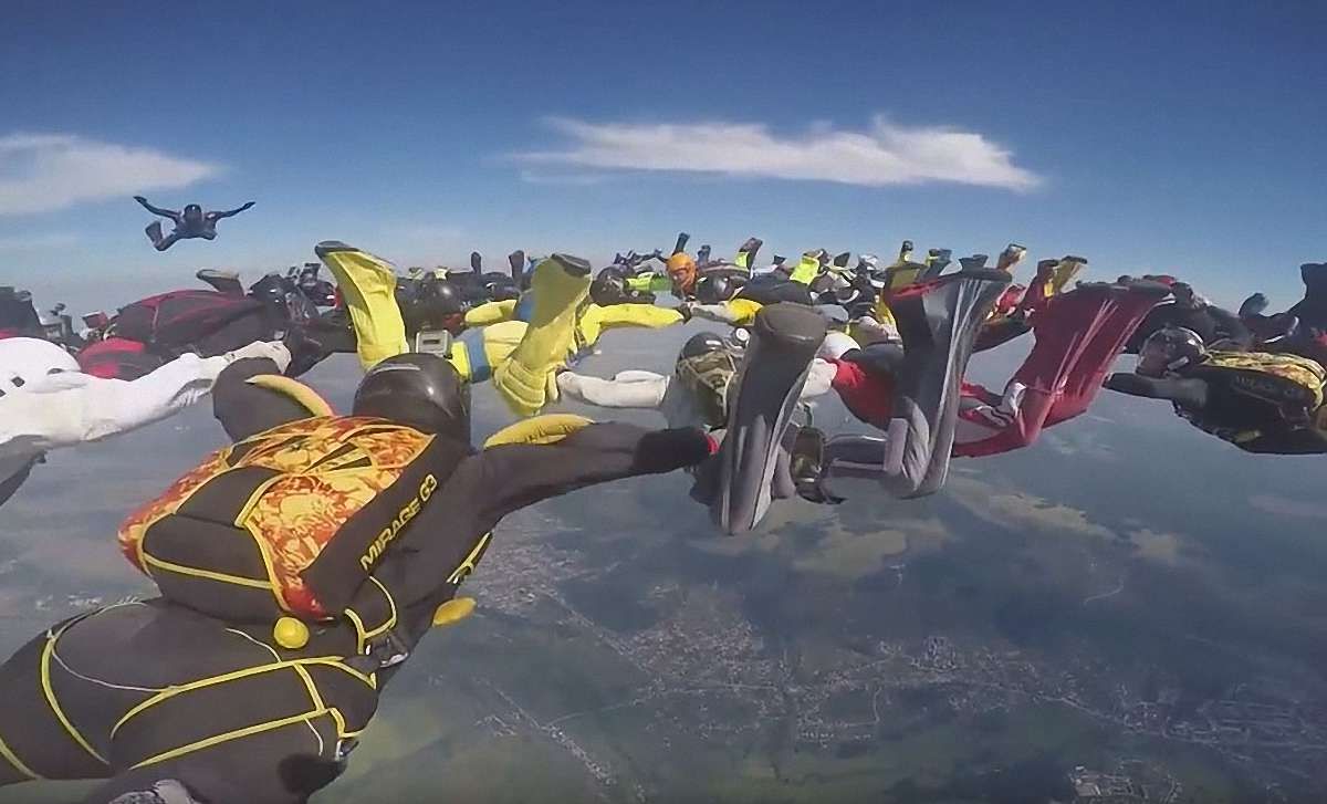 Українські парашутисти встановили новий національний рекорд на аеродромі під Харковом