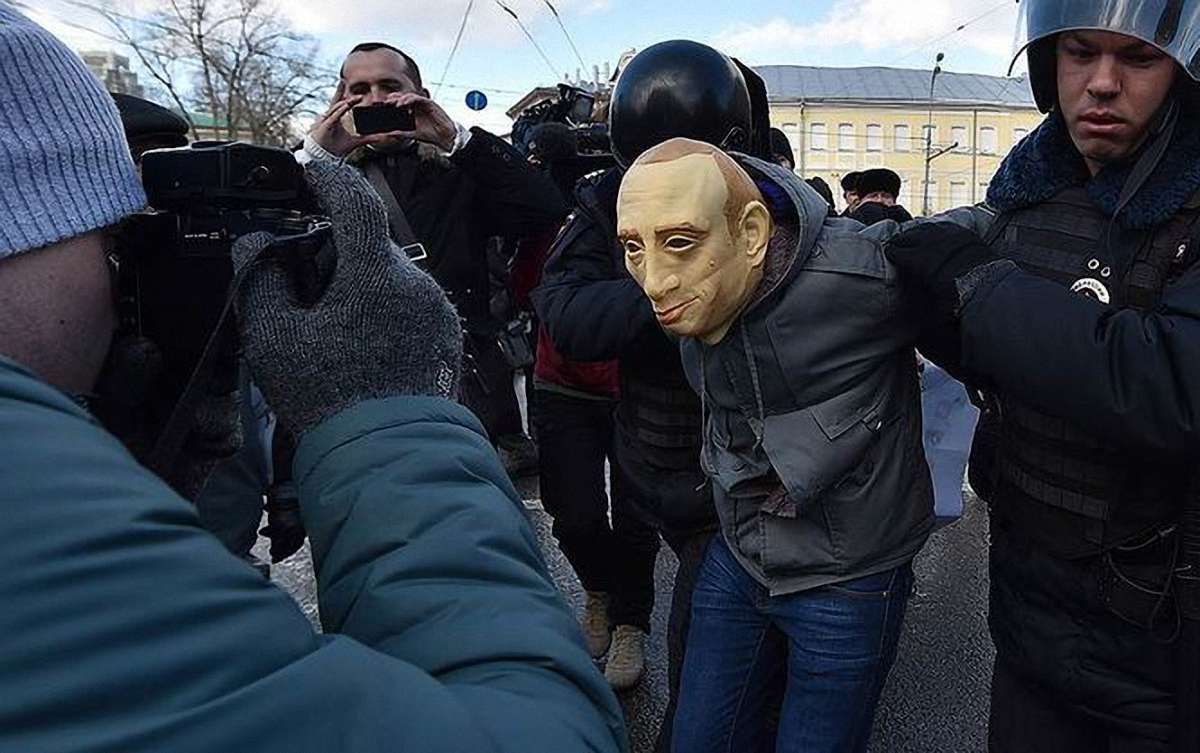 Російські ЗМІ назвали ім'я письменника, який попросив політичного притулку в Україні
