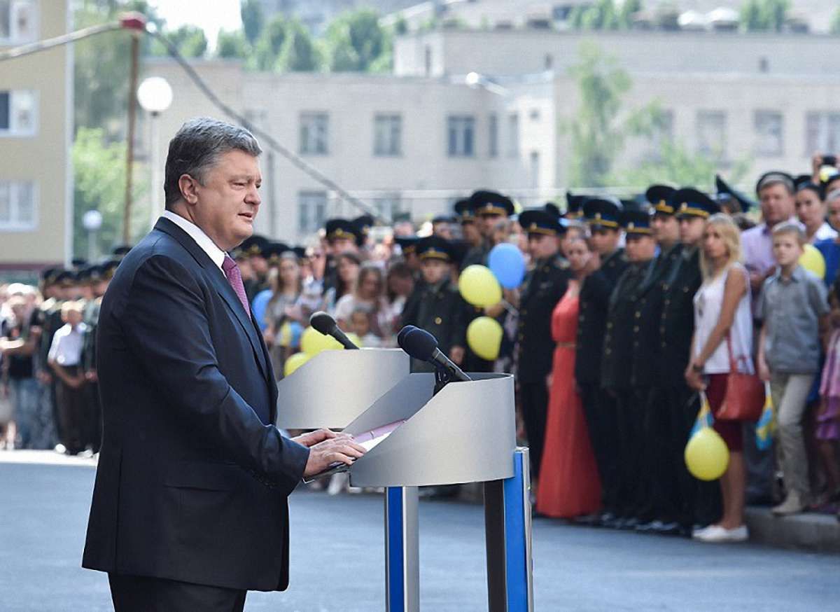 Порошенко вручив 192 працівникам СБУ ключі від квартир