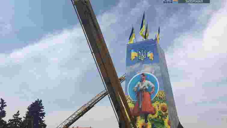 В Запоріжжі замість Леніна з'явився козак і сім національних прапорів