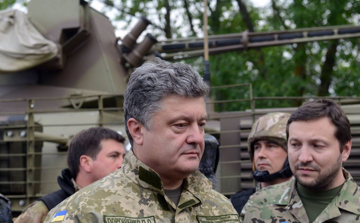 Порошенко поїде на лінію фронту передавати бійцям велику партію військової техніки