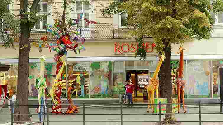 Львівський магазин «Roshen» зняв прикраси з дерев на пл. Галицькій