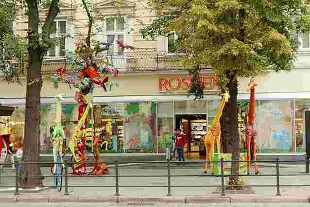 Львівський магазин «Roshen» зняв прикраси з дерев на пл. Галицькій