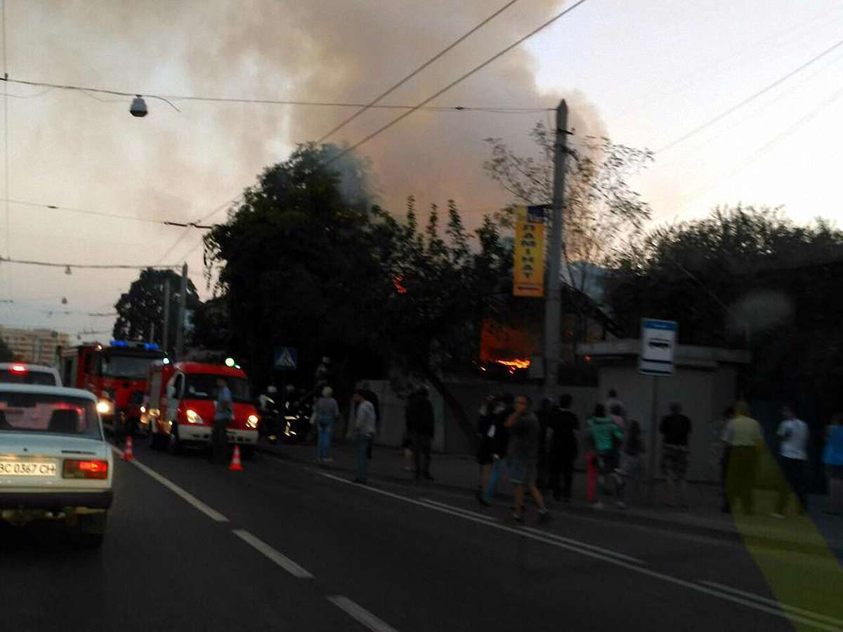 На вул. Кульпарківській горіла закинута будівля