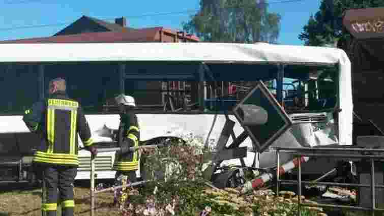 У Німеччині вантажний поїзд наїхав на автобус, 10 осіб травмовані