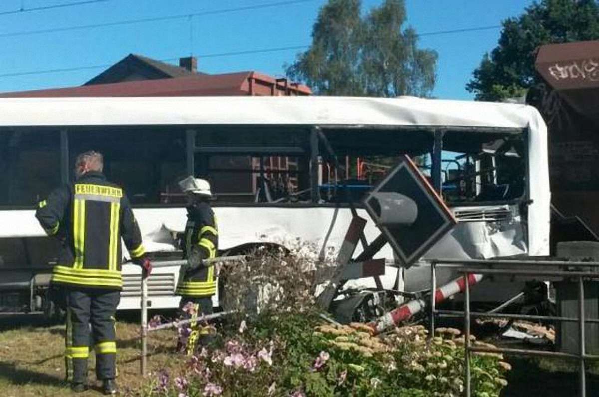 У Німеччині вантажний поїзд наїхав на автобус, 10 осіб травмовані