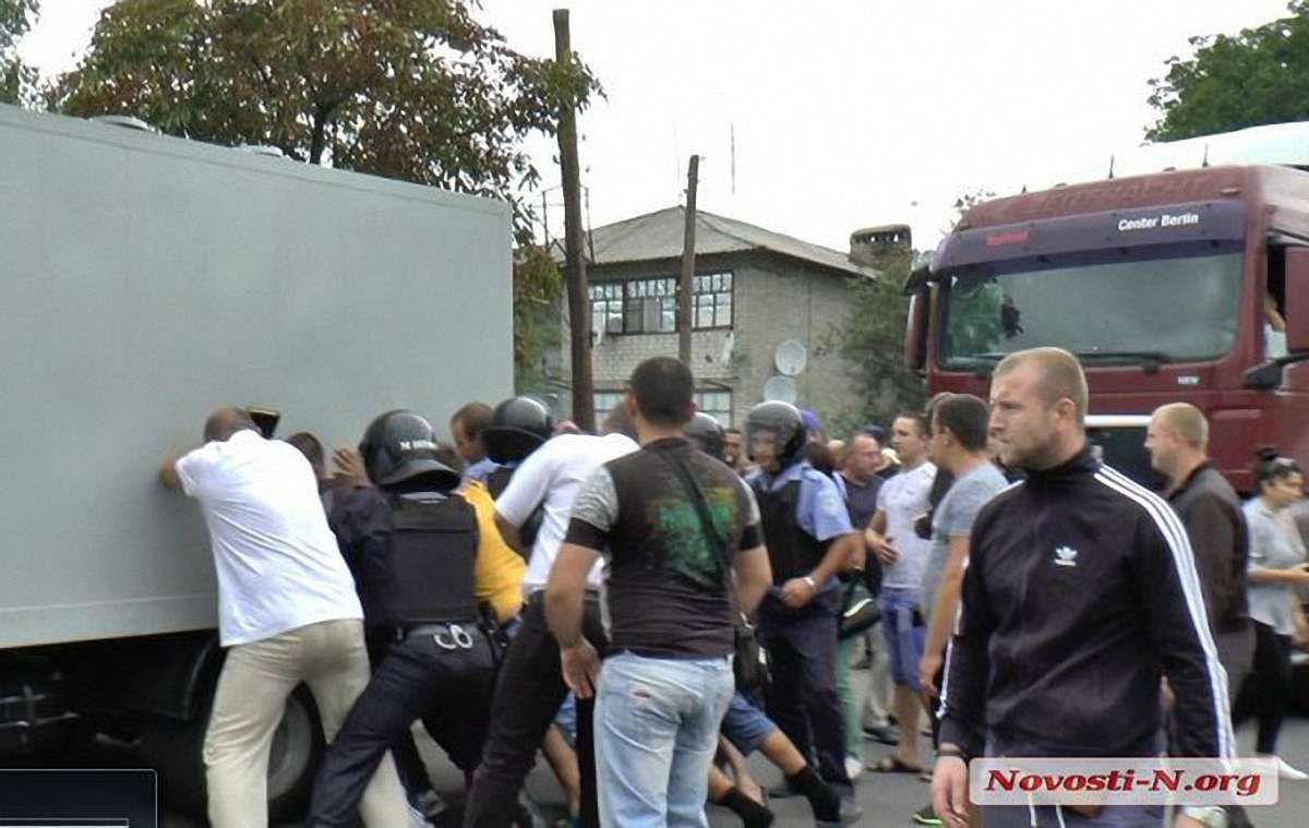 На Миколаївщині чоловік помер під час затримання поліцейськими