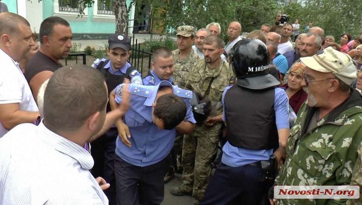 На Миколаївщині за підозрою у жорстокому побитті затримали трьох поліцейських