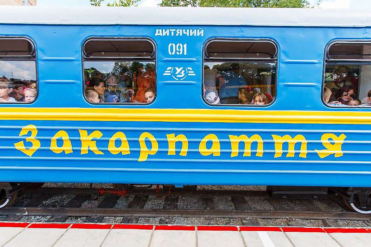 В Ужгороді відкрили оновлену дитячу залізницю