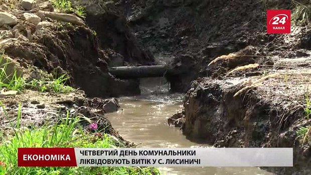 У Лисиничах ліквідовують аварію на каналізаційному колекторі