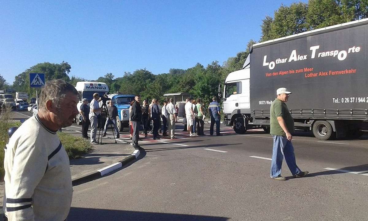 Через Грибовицьке сміттєзвалище люди перекрили дорогу на в’їзді до Львова