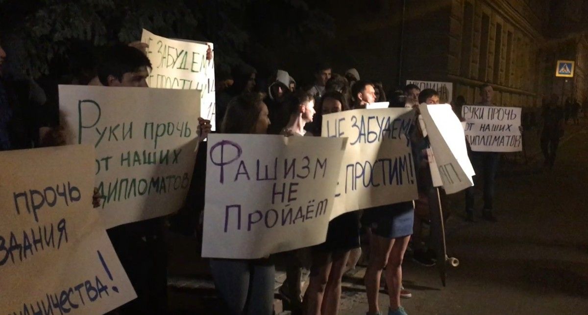 Російські радикали закидали українське посольство в Москві яйцями й помідорами