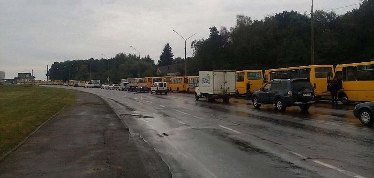 Водіям львівських маршруток пригрозили розправою, якщо вони виїдуть в рейс