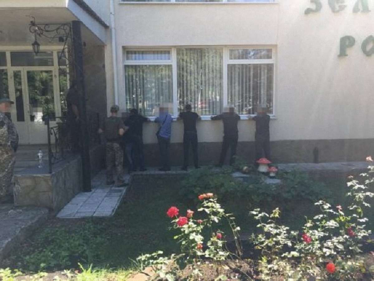 Поліція розповіла подробиці затримання кримінальних авторитетів на похороні «злодія в законі»