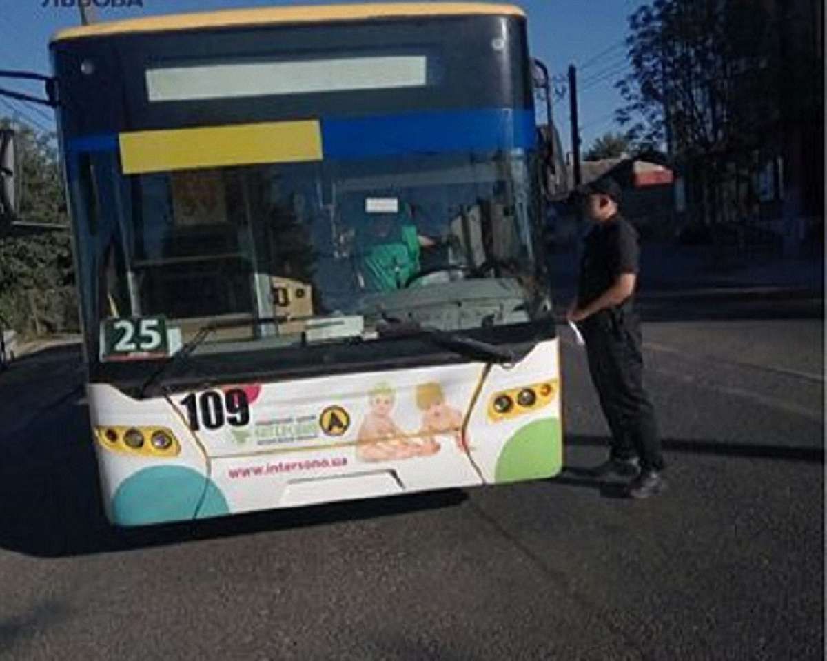 Водія львівського тролейбуса оштрафували за розмови по телефону