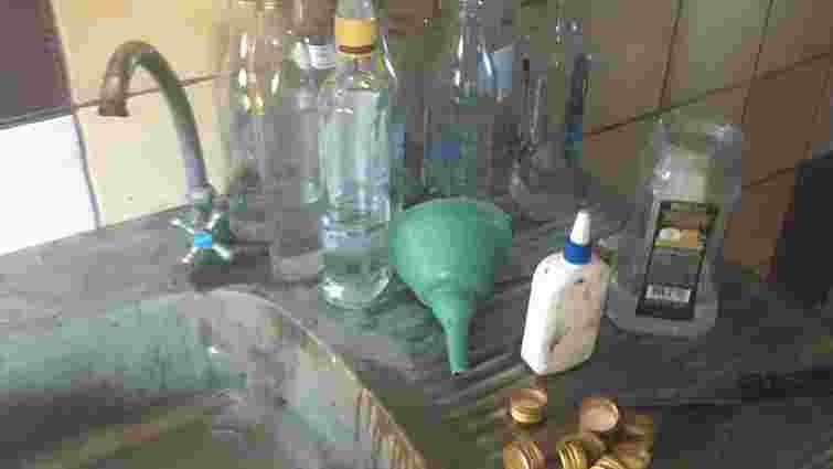 На підпільній ґуральні на Львівщині вилучили 220 л фальсифікованого алкоголю