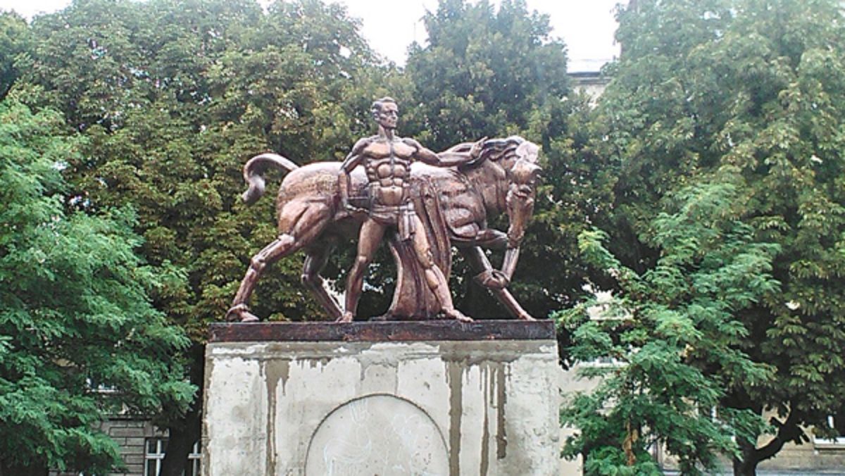 Перший в Україні пам’ятник ветеринару відкрили у Львові