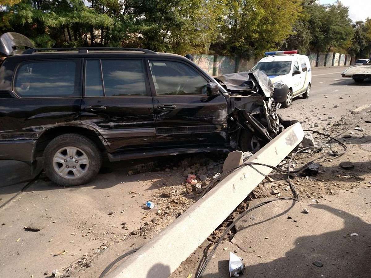 У Львові водій позашляховика зніс два бетонні стовпи