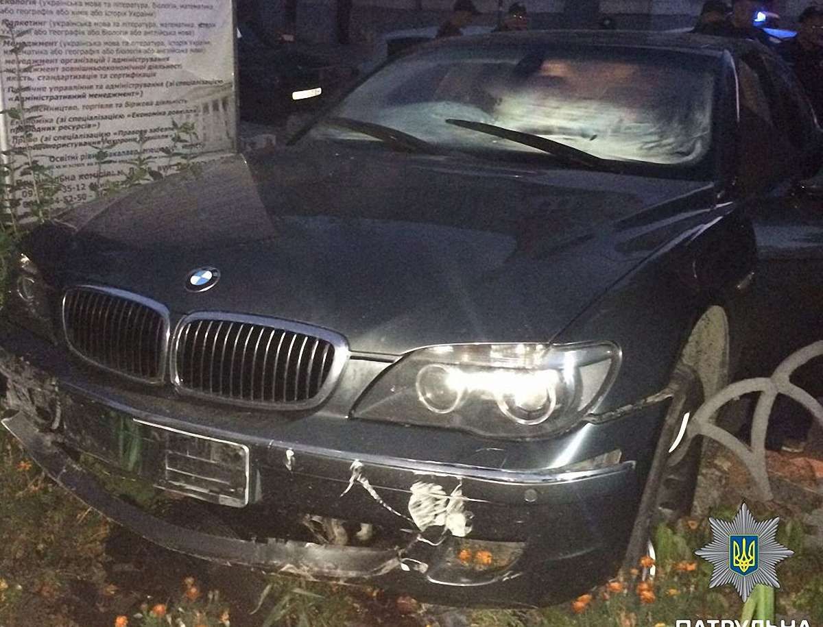 Нетверезий іноземець при втечі від патрульних у Львові влетів в огорожу університету