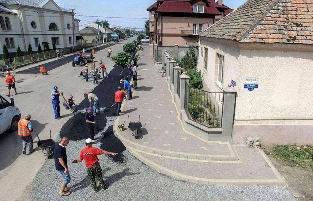 Закарпатські селяни власноруч заасфальтували майже всі вулиці свого села