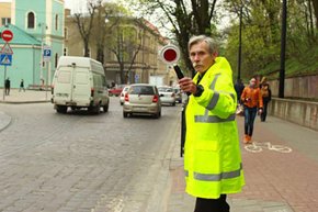 У Львові відновили роботу «жовтих добродіїв», які допомагають школярам переходити дорогу