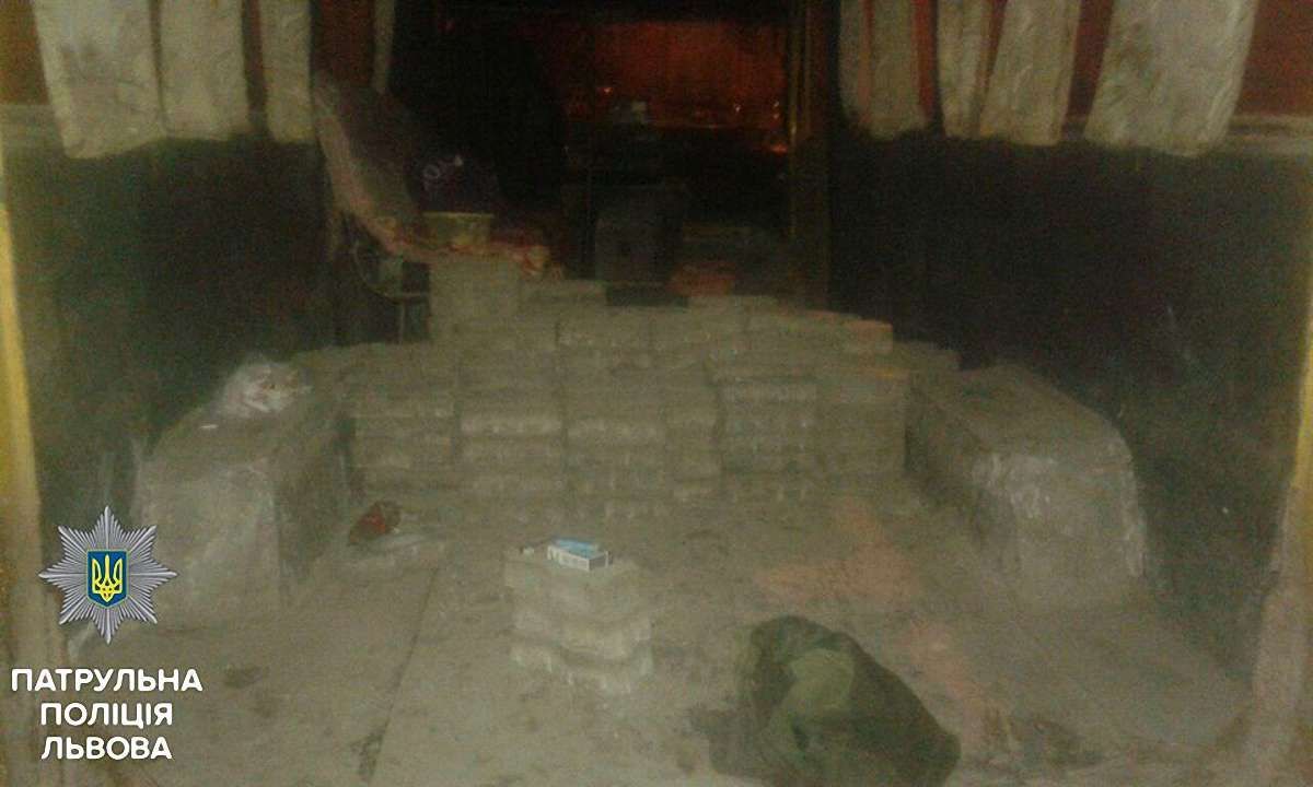 Львівські патрульні затримали чотирьох крадіїв бруківки з вулиці