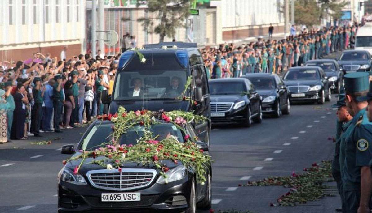 У Ташкенті тисячі жителів провели труну з тілом Іслама Карімова на літак