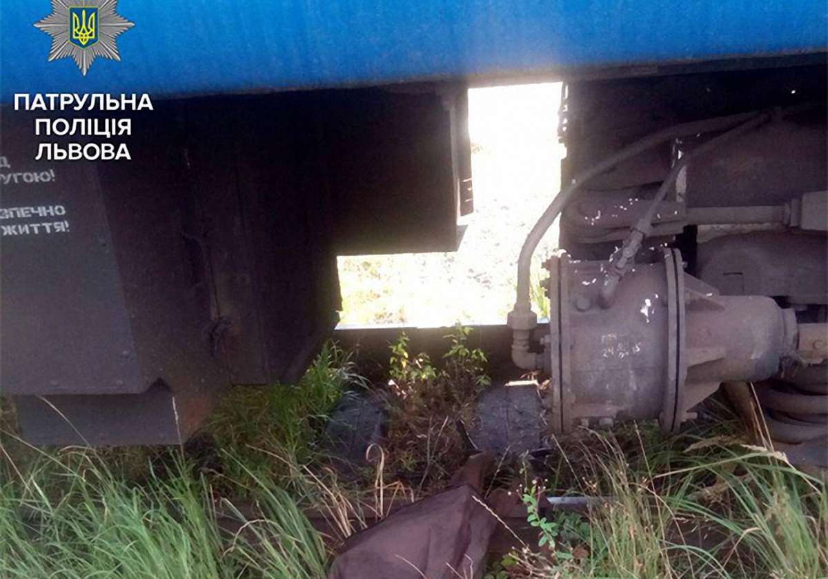 Львівські патрульні затримали чоловіка за крадіжку кабелів з поїздів