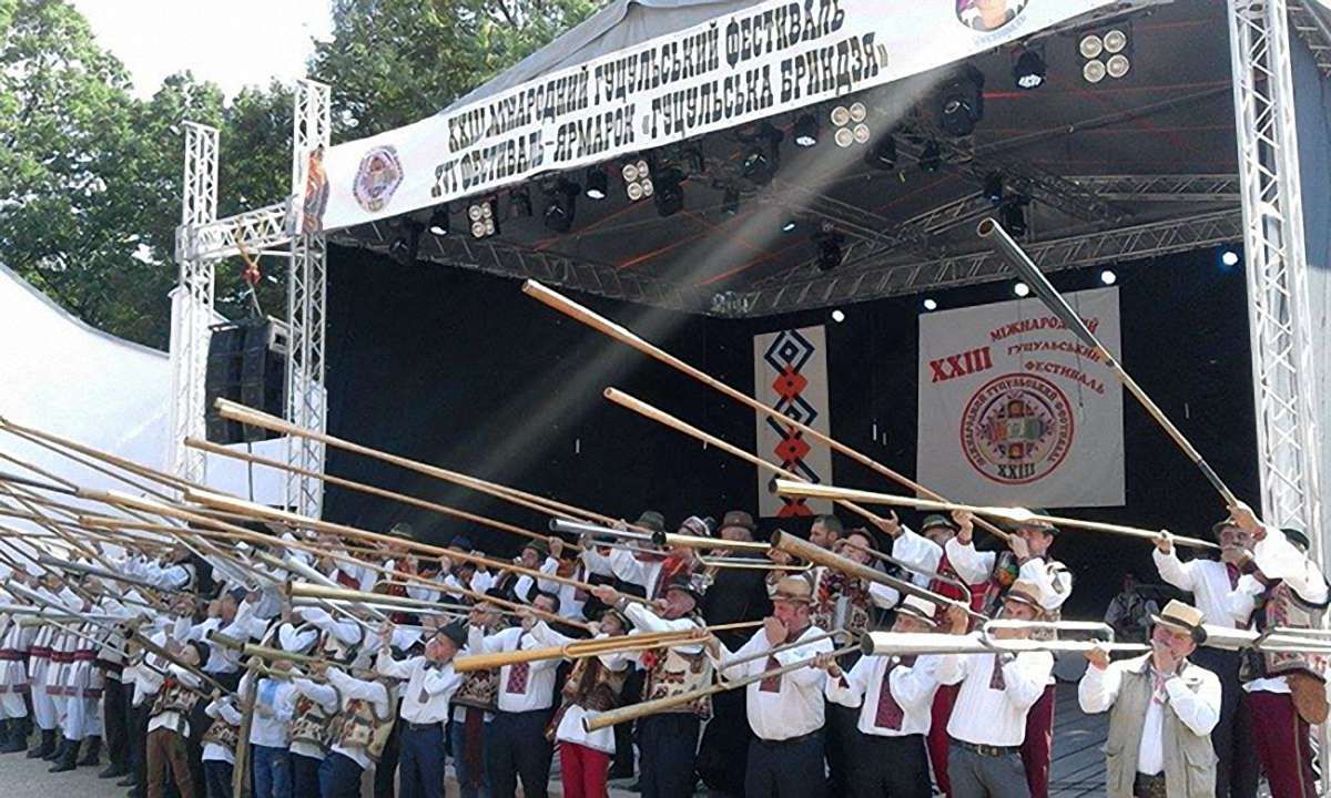 Під час гуцульського фестивалю на Закарпатті 56 трембітарів встановили національний рекорд