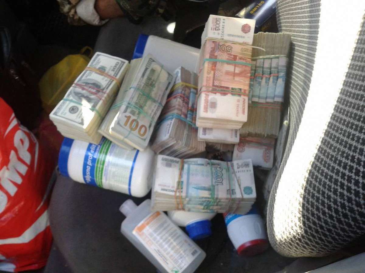 Українець намагався провезти в окуповану Горлівку $100 тис.