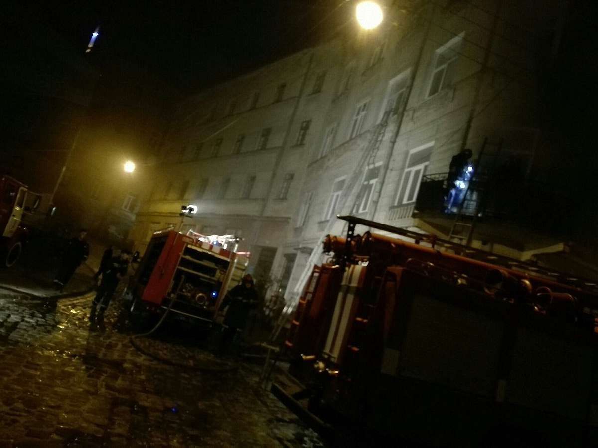 Вночі через пожежу евакуювали людей з будинку в центрі Львова
