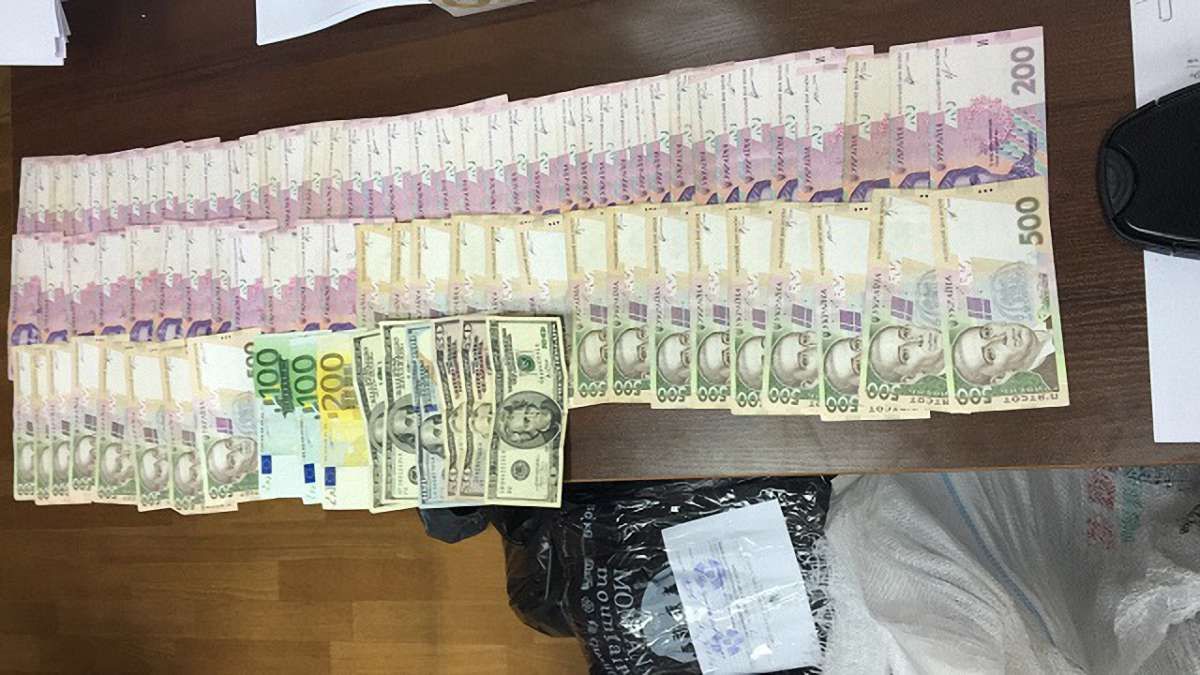 Керівників Хмельницької поліції викрили на розкраданні службового бензину