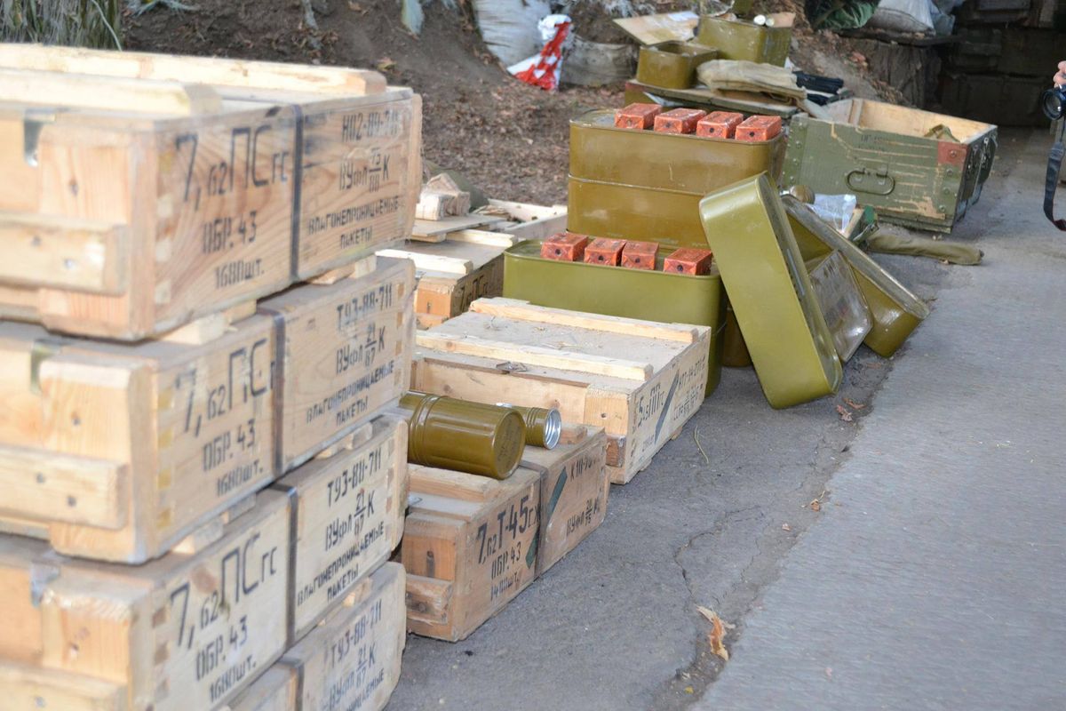Українські військові виявили схованку з боєприпасами в зоні АТО