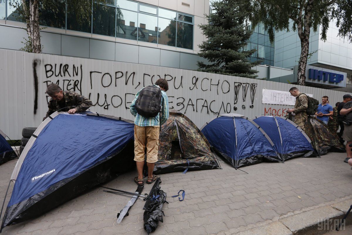 Вхід до будівлі телеканалу «Інтер» продовжують блокувати півсотні активістів