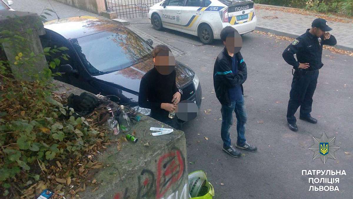 Крадії металу на відкритому вогнищі у Львові переплавляли кабелі