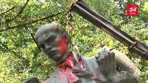 У Львові демонтували пам’ятник радянському письменнику Тудору