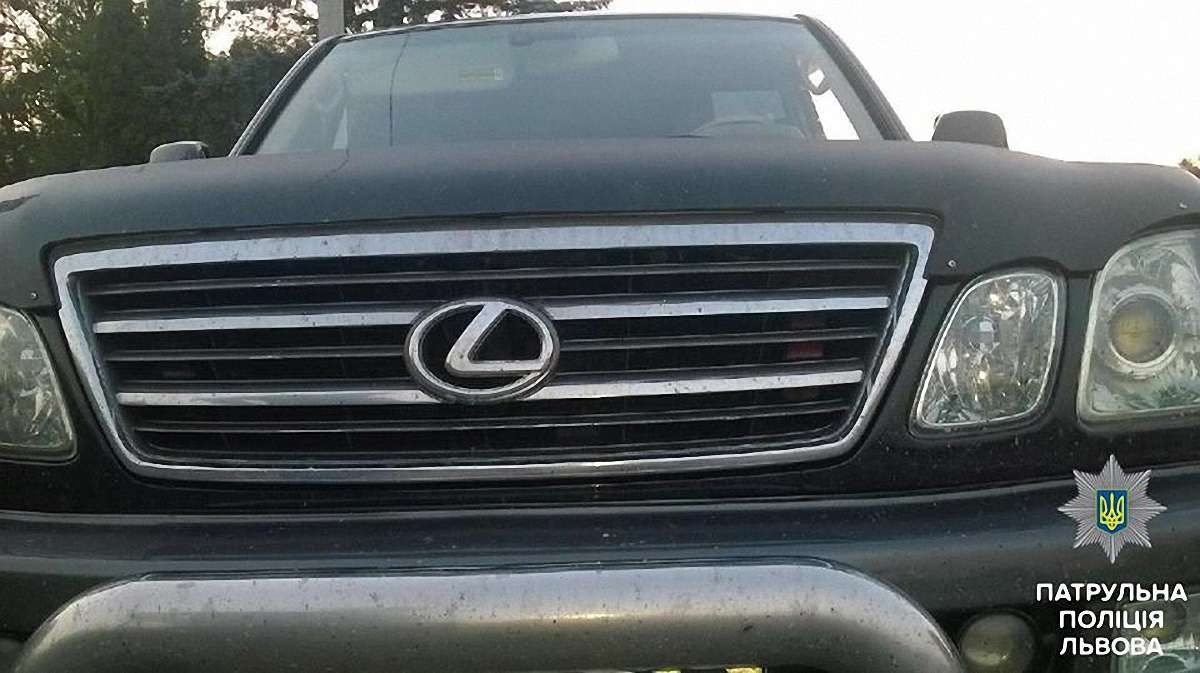 Львівські патрульні зупинили Lexus з незаконними проблисковими маячками