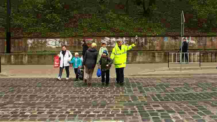 Львівські поліцейські спільно з «жовтими добродіями» допомагатимуть дітям переходити дороги
