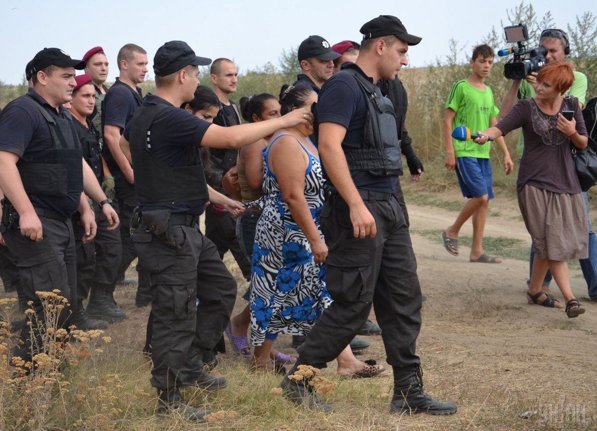 Роми погрожують селянам помстою за розгромлені будинки на Одещині