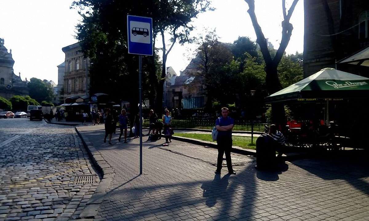 У центрі Львова демонтували першу еко-зупинку