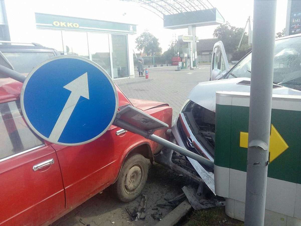 Займання автомобіля спричинило подвійну ДТП біля АЗС на Львівщині