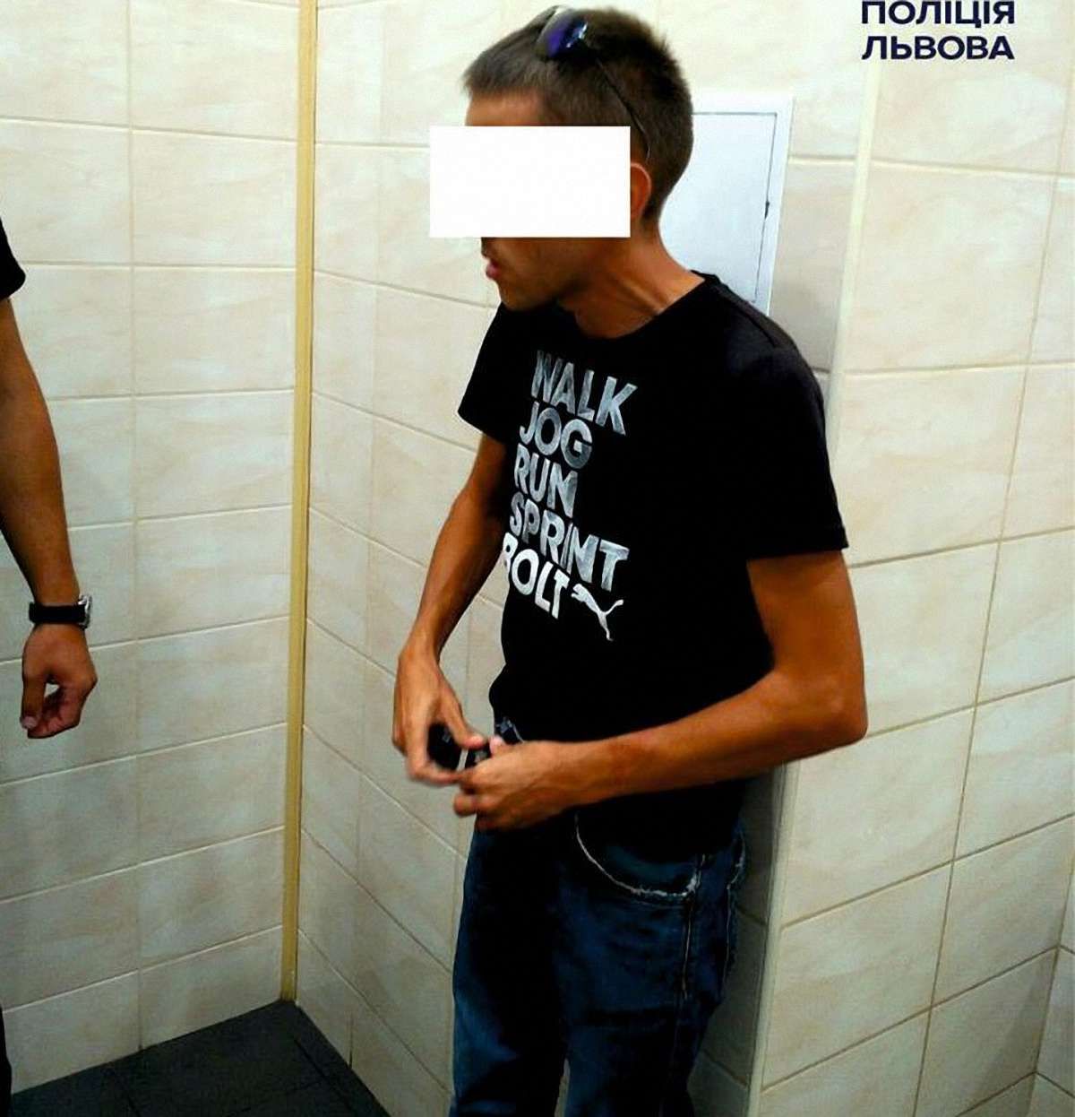У Львові затримали чоловіка за вживання наркотиків у супермаркеті