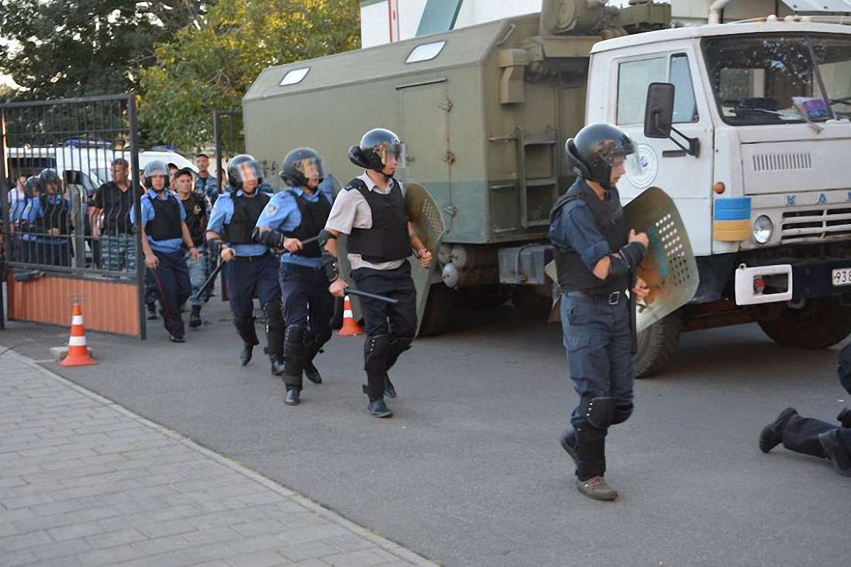 В Черкасах невідомі в балаклавах спробували захопити обленерго