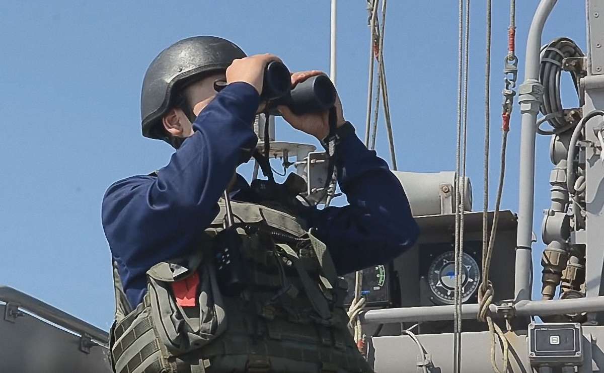 Українські катери відігнали корабель ВМФ РФ від морського кордону