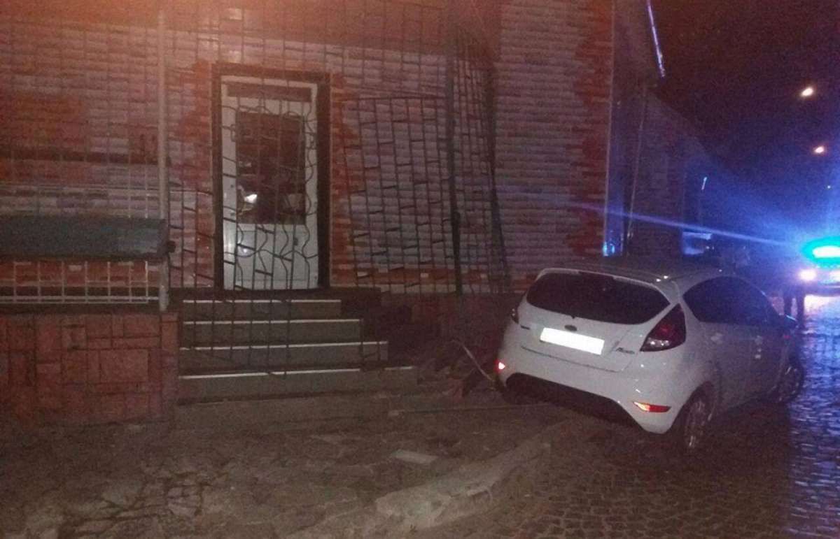 У Мукачеві п'яний прокурор влаштував ДТП і вдарив патрульного