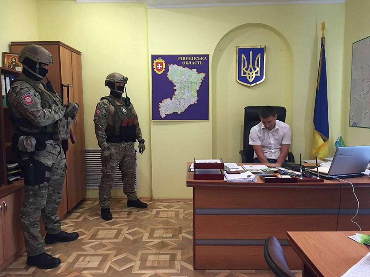 Правоохоронці затримали прокурора Сарн під час спецоперації «Бурштин» 